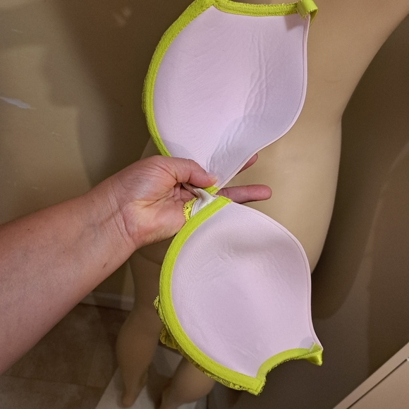 🚨Bundle Alert🚨 2 VS push up bras 36D - Picture 7 of 10